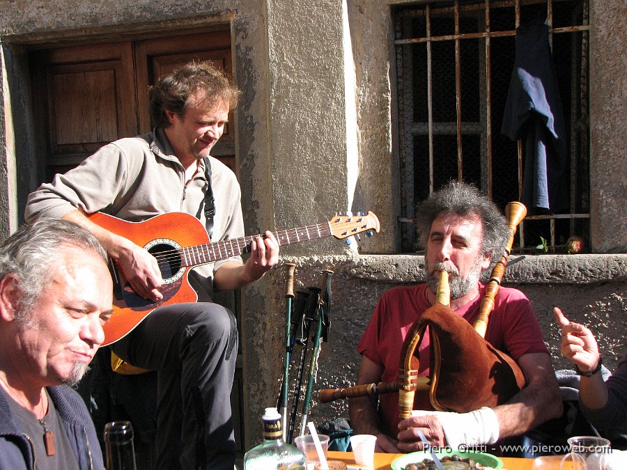 pusdosso 083.jpg - Sergio Arizzi alla chitarra, Renato Carminati alla cornamusa